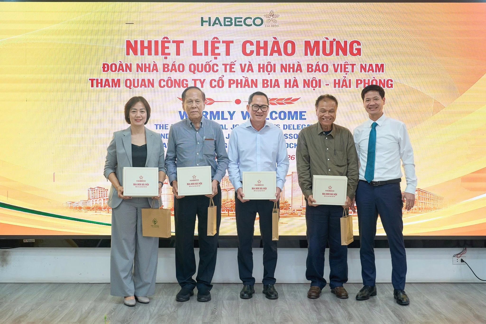 ຫ໋າຍ​ຝ່ອງ​ ໃນ​ສາຍ​ຕາ​ບັນ​ດາ​ນັກ​ຂ່າວ ອາ​ຊຽນ: ນະ​ຄອນ​ຂະ​ຫຍັນ​ຂັ​ນ​ເຄື່ອນ, ທັນ​ສະ​ໄໝ ແລະ ເຕັມ​ໄປ​ດ້ວຍ​ສີ​ສັນ